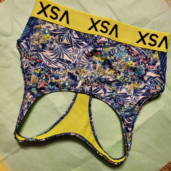 Victoria's Secret VSX Sport Bra Size Med - Picture 6 of 12